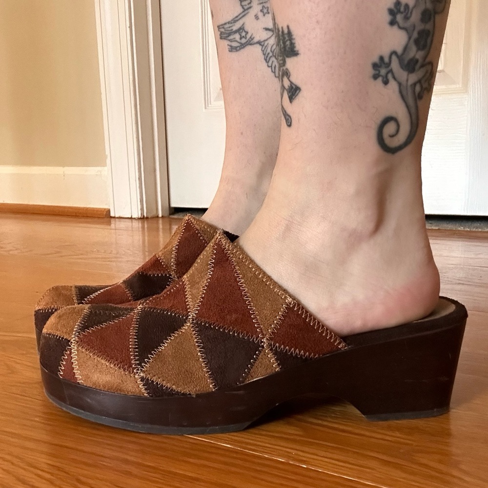 Adorable 70s inspired patchwork clogs 🤎🧡